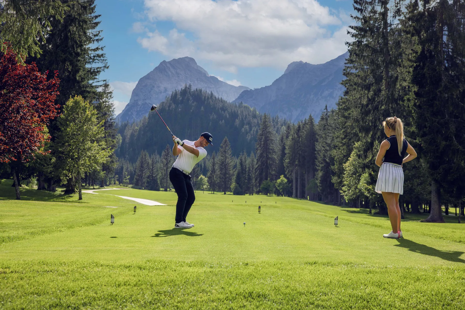Abschlag am Golfclub Achensee mit Karwendel-Panorama