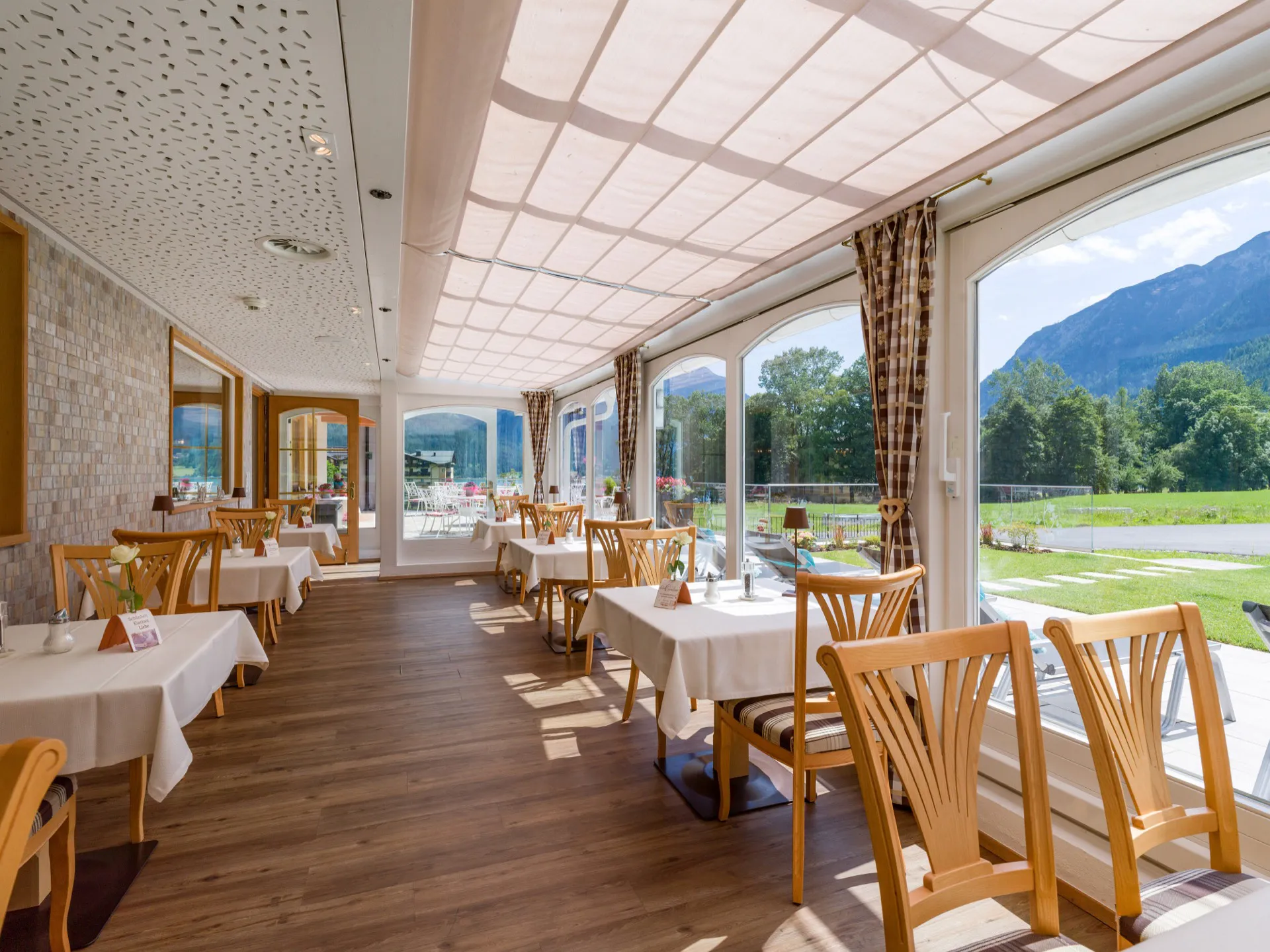 Wintergarten-Restaurant mit Bergblick